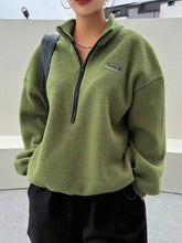 Fleece-Sweatshirt mit aufgesetzten Details, überschnittenen Schultern, halbem Reißverschluss und langen Ärmeln